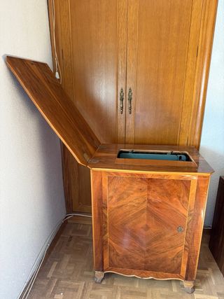 Máquina de coser Sigma antigua con mueble