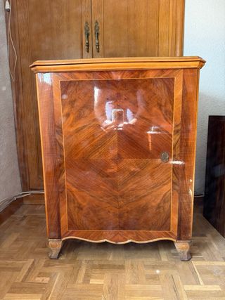 Máquina de coser Sigma antigua con mueble