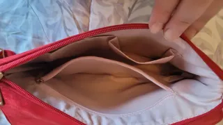 Bolso cartera rojo con adorno dorado