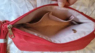 Bolso cartera rojo con adorno dorado