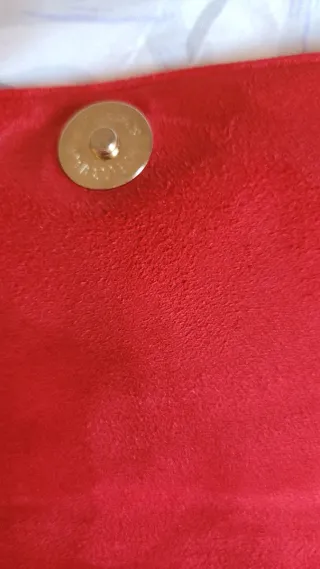 Bolso cartera rojo con adorno dorado