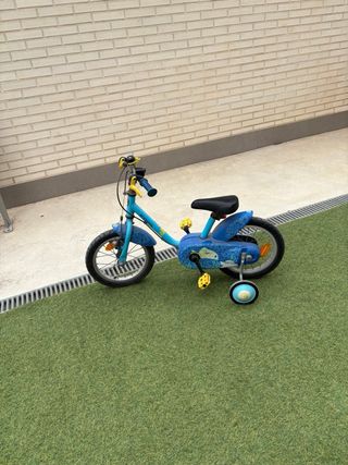 Bicicleta infantil azul con peces