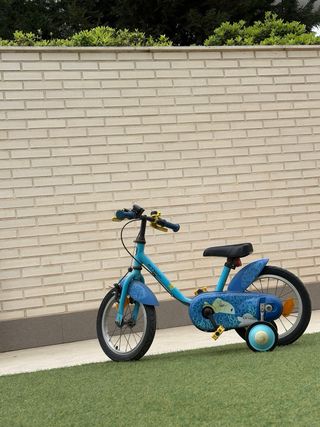 Bicicleta infantil azul con peces