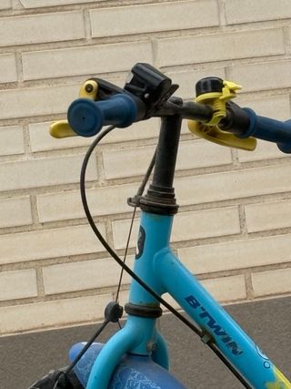 Bicicleta infantil azul con peces