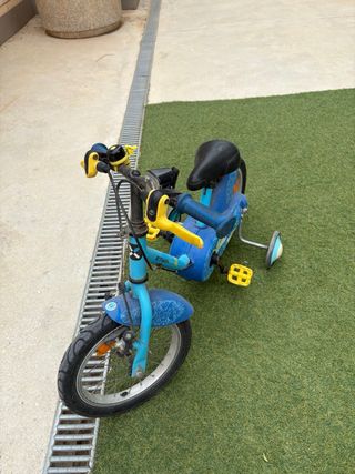 Bicicleta infantil azul con peces
