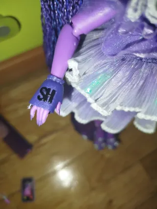 Muñeca Rainbow High Shadow higt Morada