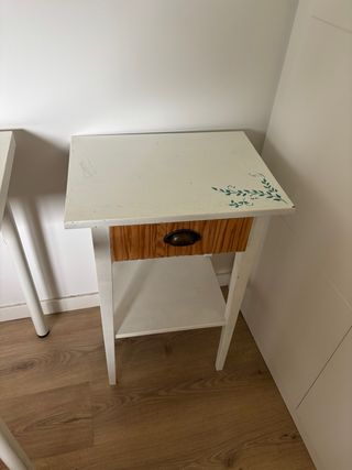1 Mesita de noche blanca y madera