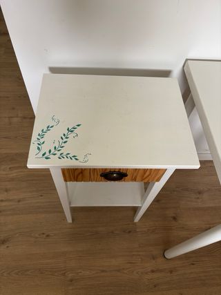 1 Mesita de noche blanca y madera