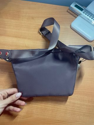 Riñonera Carpisa morada con bolsillos