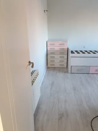 Cama juvenil con escritorio y cómoda