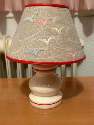 Lámpara de mesa tela beige y roja