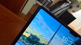 MacBook Air M3 con 28 ciclos de carga y 100 bat