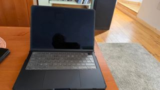 MacBook Air M3 con 28 ciclos de carga y 100 bat