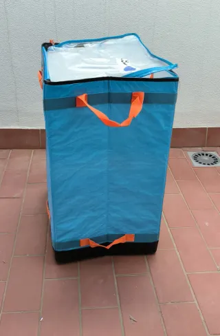 Cesta de rafia azul y naranja