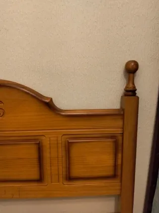 Cabecero de madera tallado