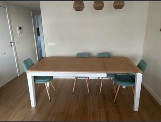 Elegante mesa de comedor de madera