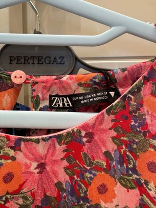 Vestido Zara floral volantes talla XS