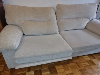 Sofá de 3 plazas beige.