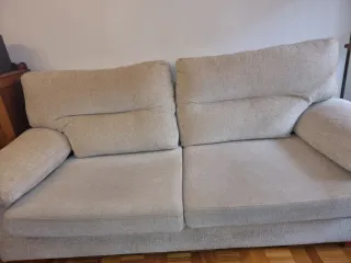 Sofá de 3 plazas beige.