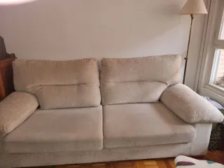 Sofá de 3 plazas beige.