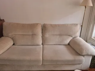 Sofá de 3 plazas beige.