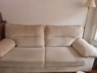 Sofá de 3 plazas beige.