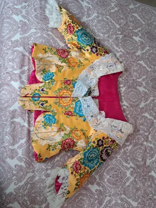 Traje de fallera amarillo con bordados