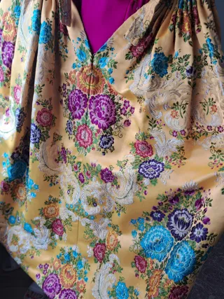 Traje de fallera amarillo con bordados