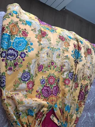 Traje de fallera amarillo con bordados