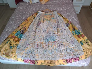 Traje de fallera amarillo con bordados