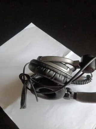 Auriculares negros y plateados. Modelo BDJ1000