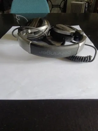 Auriculares negros y plateados. Modelo BDJ1000