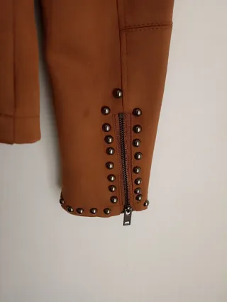 Chaqueta tachuelas marrón