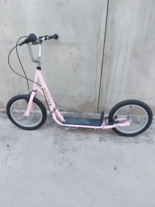 Patinete con ruedas grandes de bici