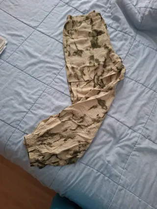 Pantalones cargo camuflaje beige y verde