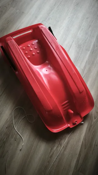 Trineo de plástico rojo para nieve