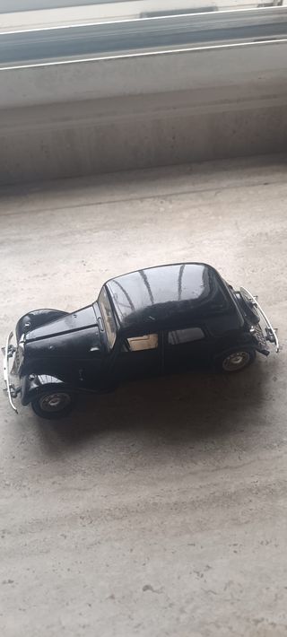 Coche escala 1:24 Citroën TA 15 Burago Italia
