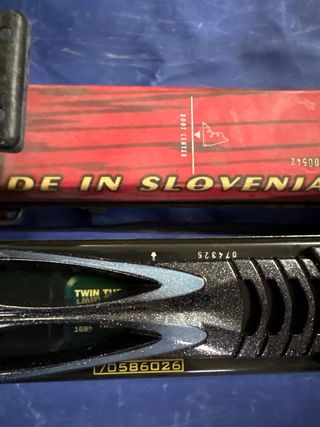 2 pares de esquís con funda