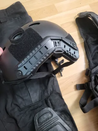 Pack Airsoft: Chaleco, Pantalón, Guantes y Casco