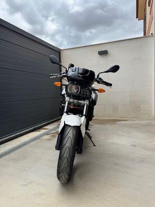 BMW F800R Naked Blanca y Negra