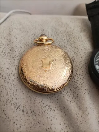 Reloj de bolsillo con moneda conmemorativa