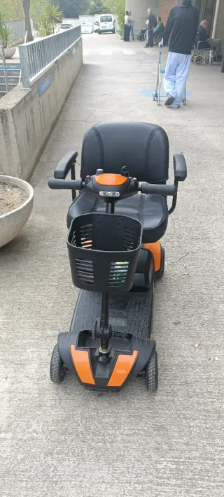 Silla de ruedas eléctrica naranja