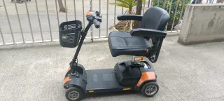 Silla de ruedas eléctrica naranja