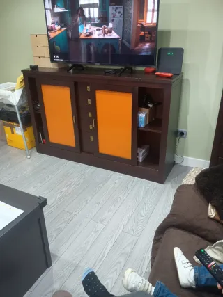 Mueble salón madera y cristal naranja