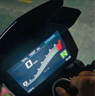 Moto BMW Naked Roja y Plata 895cv / BMW F900R