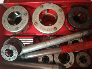 Caja metálica roja CYMI TRC 77