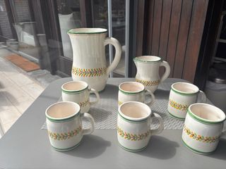 Jarra y tazas de cerámica decoradas