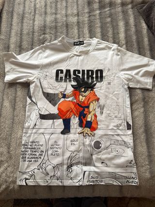 Camiseta blanca con diseño anime de Goku.