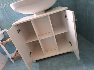Mueble de baño blanco y madera