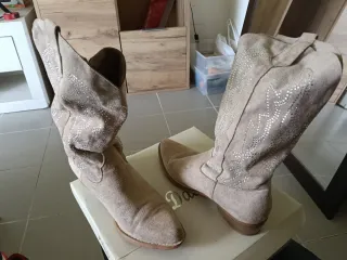 Sandalias, botas y bolso